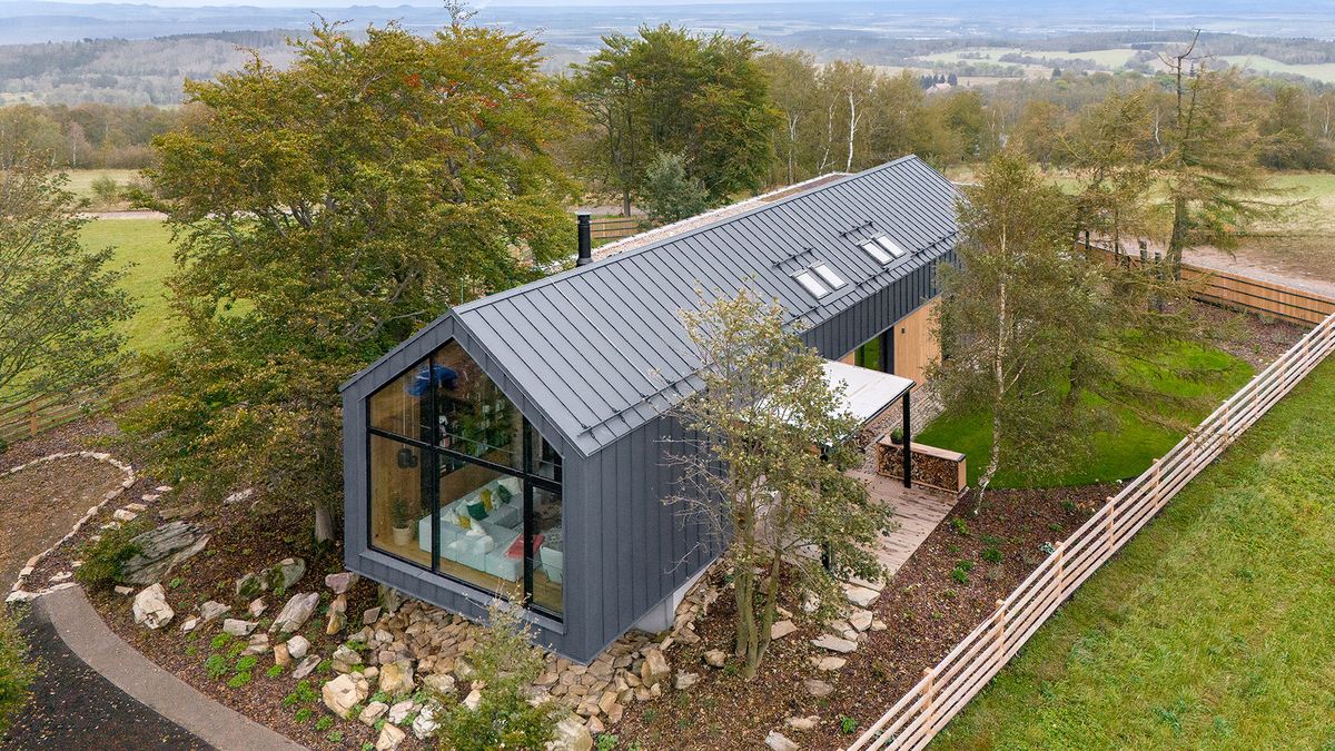 Stavbami roku jsou Jurkovičovy lázně, moderní chata, hřbitov či dálnice D4